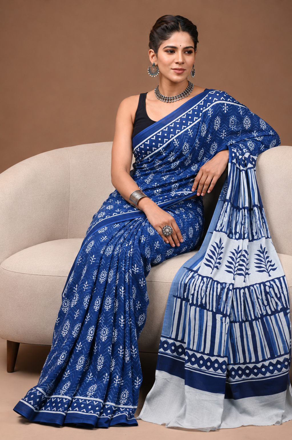 Indigo Blue & White leaf motif cotton saree, product view 4.